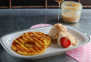 Gegrillte Ananas mit Vanilleeis und salziger Karamellsoße