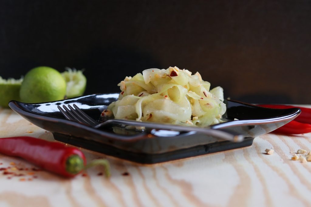 Thai Gurkensalat. Säuerliche Schärfe, gepaart mit der herrlichen Frische von Gurke. Köstlich!
