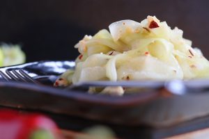 Gurkensalat mit gerösteten Cashews, Limette und Chili