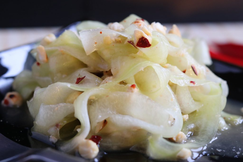 Gurkensalat mit gerösteten Cashews - schnell, einfach, frisch und gesund
