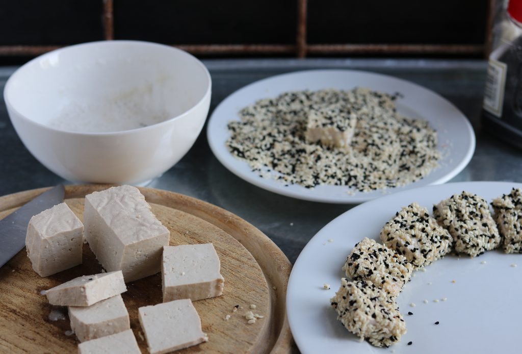 Tofu-Rezepte: Man kann Tofu vor dem Braten auch lecker panieren. HIer für Sesamkrusten-Tofu.