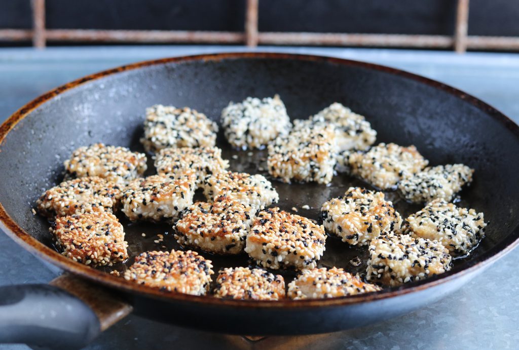 4. Der panierte Tofu wird knusprig angebraten.