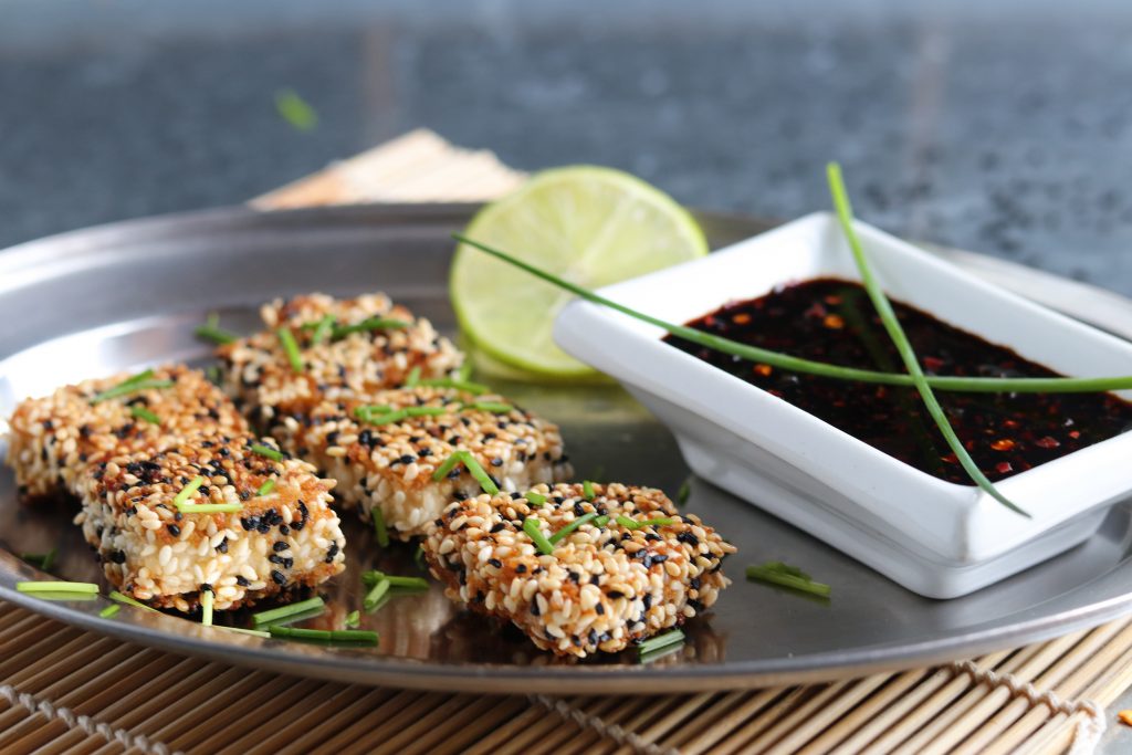 Mein asiatischer, aromatischer Dip, den ich zu meinem Sesamtofurezept hinzu gefügt habe, gibt diesem tollen Snack erst das gewisse Etwas.