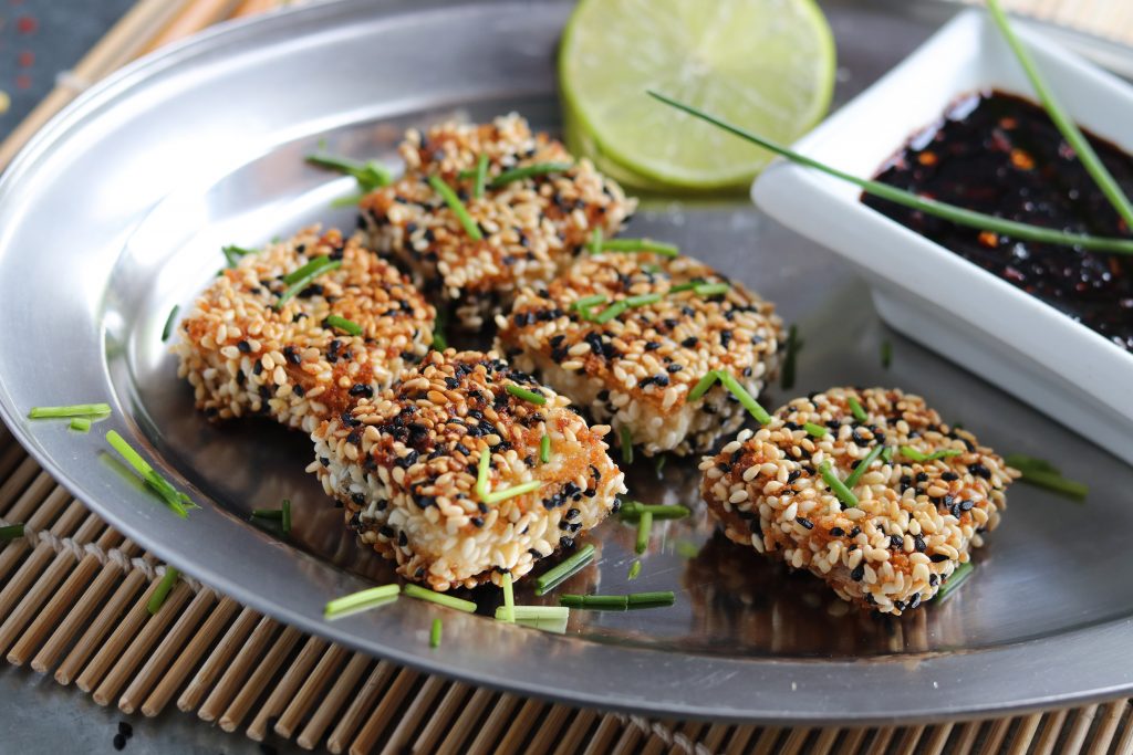 Sesamkrustentofu: auch toll als Topping auf Bowls, Salaten oder zu asiatischen Suppen