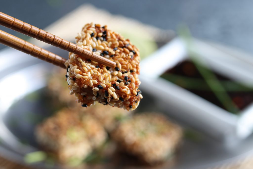 Tofu mit Sesamkruste: ein flinker, einfacher, aromatischer Snack
