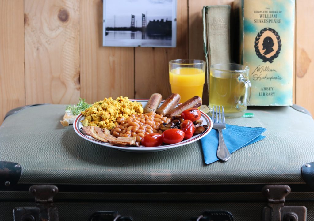 So schmeckt veganes Rührei richtig gut! Ein einfaches Grundrezept für Scrambled Tofu oder Rührtofu, die vegane Alternative zu Rührei.