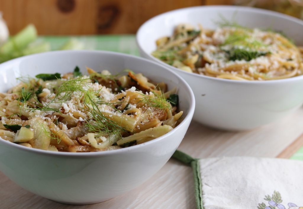 Fenchel Spaghetti in einer Schüssel, mit Parmesan und Fenchelgrün bestreut.