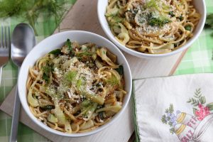 Fenchel Spaghetti in zwei Schüsseln.