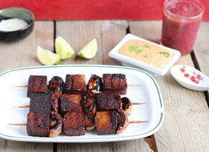 Pilz und Tofu Spieße mit Erdnusssoße