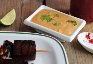 Pilz und Tofu Spieße mit Erdnusssoße