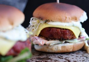 Bloody Cheeseburger mit Pfefferkruste