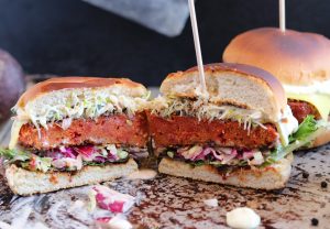 Bloody Cheeseburger mit Pfefferkruste