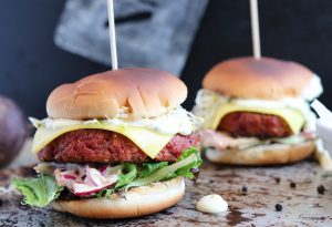 Bloody Cheeseburger mit Pfefferkruste