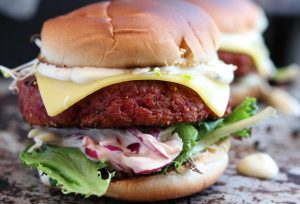 Bloody Cheeseburger mit Pfefferkruste