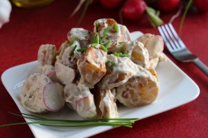 Röstkartoffelsalat ist ganz einfach in wenigen Schritten gemacht