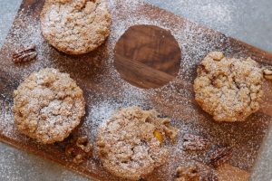 Kürbis-Frischkäse-Muffins mit Nuss-Streuseln