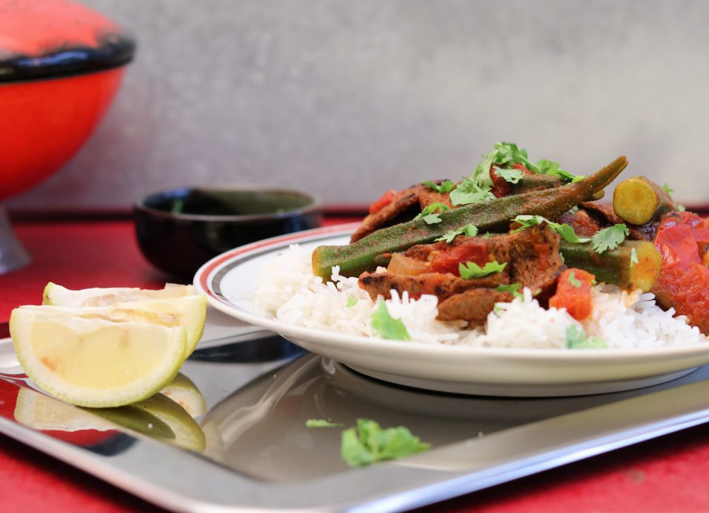 Mein veganes Marokkanisches Ragout mit Okraschoten ist schön würzig und deftig-herzhaft mit einer angenehmen Schärfe.