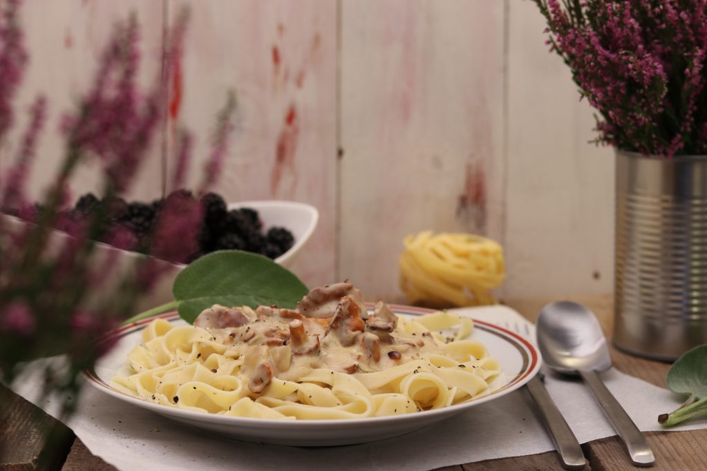Pfifferlinge in Salbei-Sahne-Soße gebettet auf einem Nest aus zarten Tagliatelle – ein wahres Fest der Aromen und Texturen.