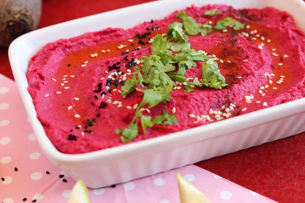 Dieser Rote Beete Hummus erinnert an klassischen Hummus, die Rote Beete gibt ihm jedoch einen besonderen Kick im Geschmack