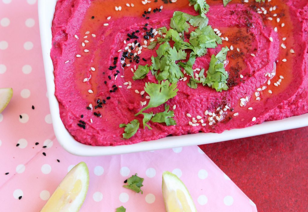 Rote Beete Hummus ist schnell und einfach zubereitet und passt zu vielen Gelegenheiten