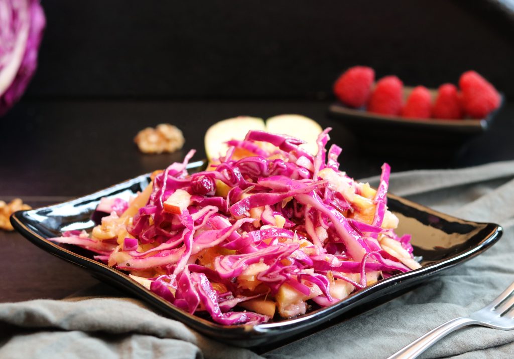 Ein perfekte Abwechselung in der Salatlandschaft und mit Rotkohl und Äpfeln als Hauptzutaten.