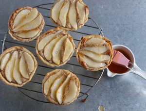 Bestreichen mit Aprikosenmarmelade