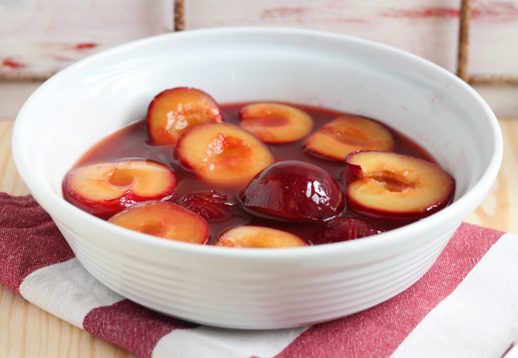 Der wahre Zauber dieses Desserts liegt im Schlehenlikör, der sich wie ein feiner Schleier um die Früchte legt.