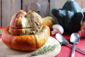Kürbisrezepte: es gibt viele verschiedene Kürbissorten, die sich in Form, Farbe, Größe und Geschmack unterscheiden. Hier eine gefüllte Bischofsmütze.