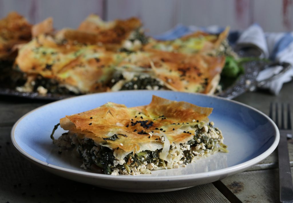 Leckere, griechische Spanakópita mit Spinat und selbstgemachtem, rein pflanzlichen Feta!