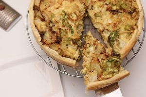 Vegane Wirsingquiche frisch angeschnitten
