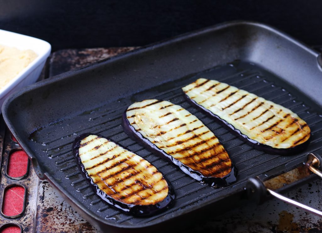 3. die Auberginenscheiben in reichlich Öl in einer Grillpfanne grillen.