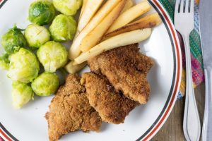 Mini-Schnitzel mit Pastinaken-Frites und Rosenkohl