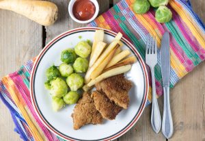 Mini-Schnitzel mit Pastinaken-Frites und Rosenkohl