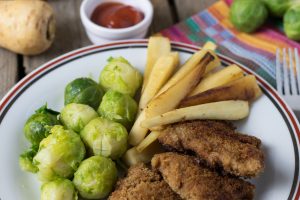 Mini-Schnitzel mit Pastinaken-Frites und Rosenkohl