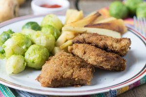 Mini-Schnitzel mit Pastinaken-Frites und Rosenkohl