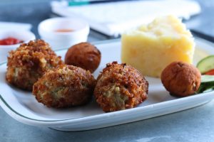 NoChick'N'uggets mit Kohlrübenstampf und Hush Puppies