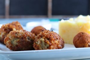 NoChick'N'uggets mit Kohlrübenstampf und Hush Puppies