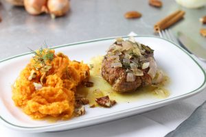 Steak avec Beurre Blanc Sauce an Ahorn-Pekannuss-Süßkartoffelbrei