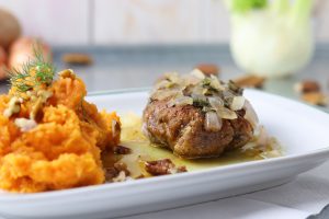 Steak avec Beurre Blanc Sauce an Ahorn-Pekannuss-Süßkartoffelbrei