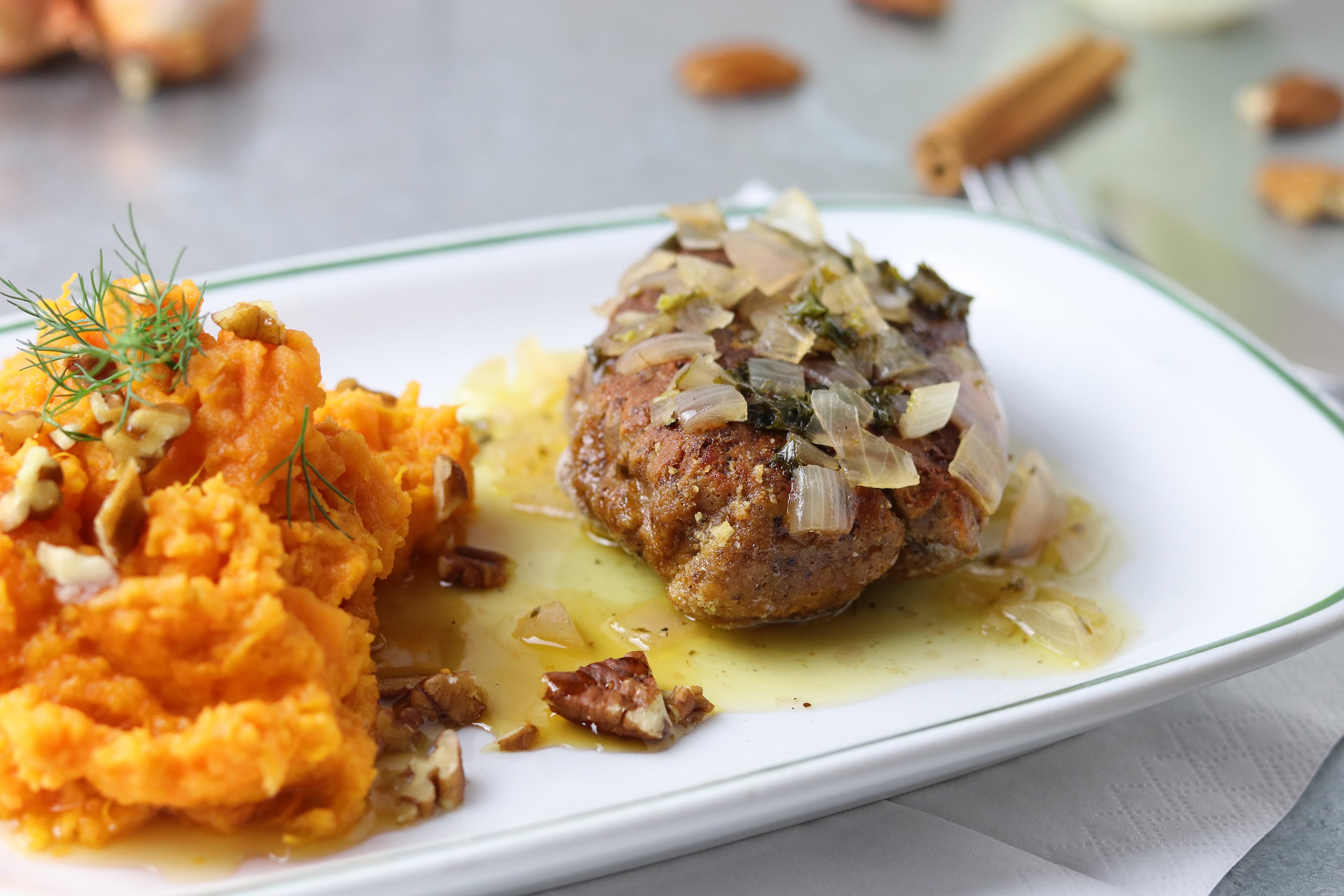 Steak avec Beurre Blanc Sauce an Ahorn-Pekannuss-Süßkartoffelbrei