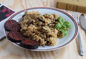 Veganes Steinpilz-Risotto in perfekter Cremigkeit und mit vollen Aromen. Hier mit gebratenem, geräucherten Tempeh als Beilage.