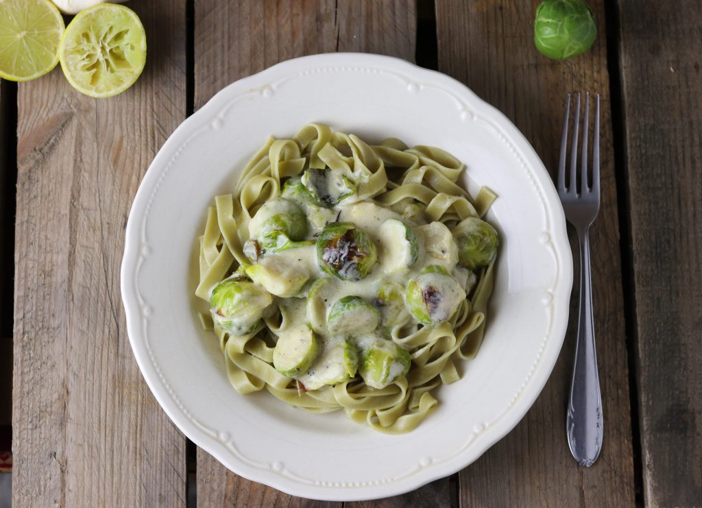 Die cremige heller Soße harmoniert mit der Pasta und dem Wintergemüse