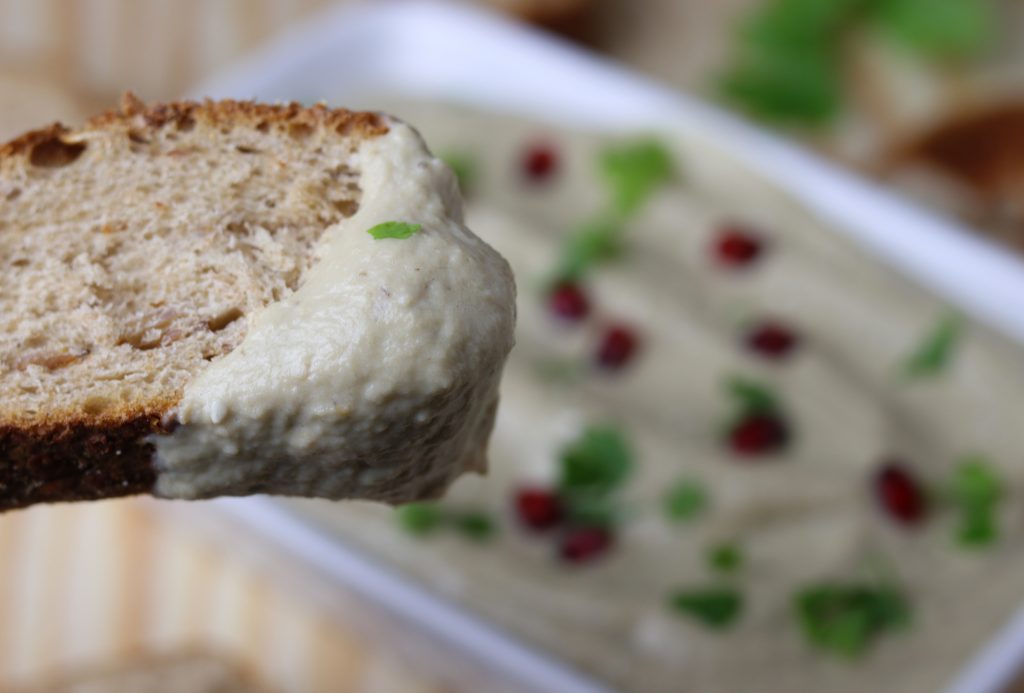 Die Auberginencreme wird wie Hummus als leckere Beilage zu Falafel und Brot oder als Dip für Gemüse gegessen.