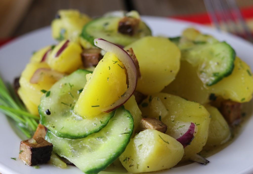 Bayrischer Kartoffelsalat in der rein veganen Variante - mit frischer Gurke und 'Speck'