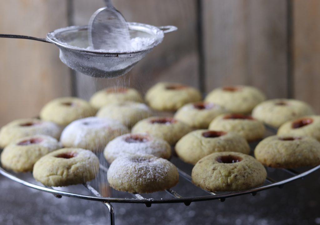 3. DIe veganen Weihnachtsplätzchen nach dem Backen mit Puderzucker bestäuben.