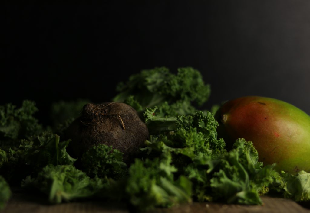 Frische Zutaten für einen Grünkohlsalat