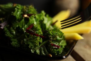 Knackig-frischer Grünkohlsalat mit erdiger Rote Beete, süßen Mangostückchen, gerösteten Pinien- und Kürbiskernen.