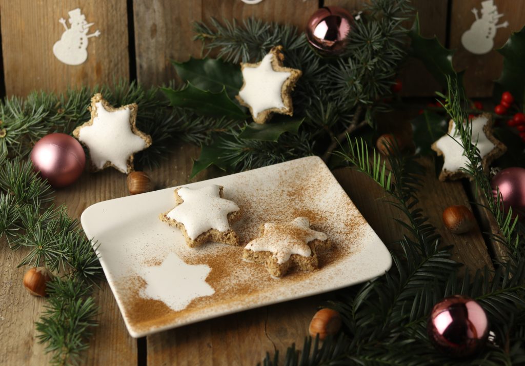 Zimtsterne sind ein fester Bestandteil von Weihnachtsplätzchentellern