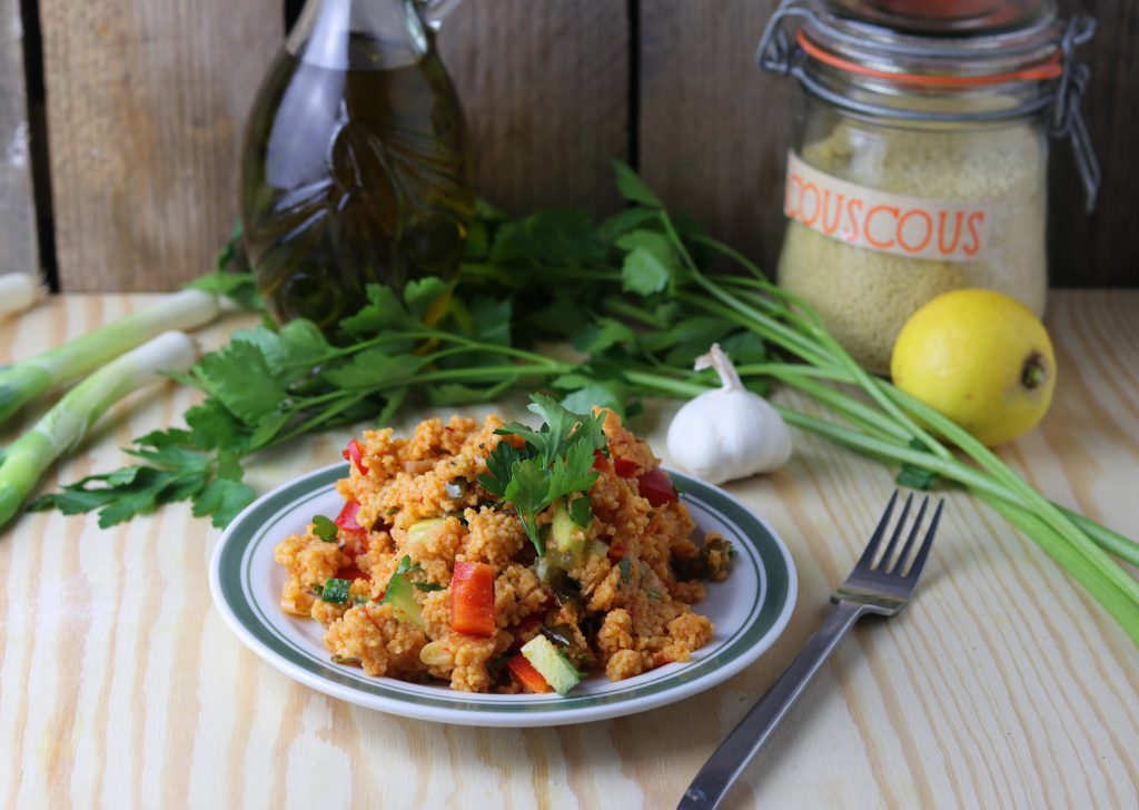 Dieser vegane Salat eignet sich prima als Beilage, aber auch für die Lunchbox zum Mitnehmen