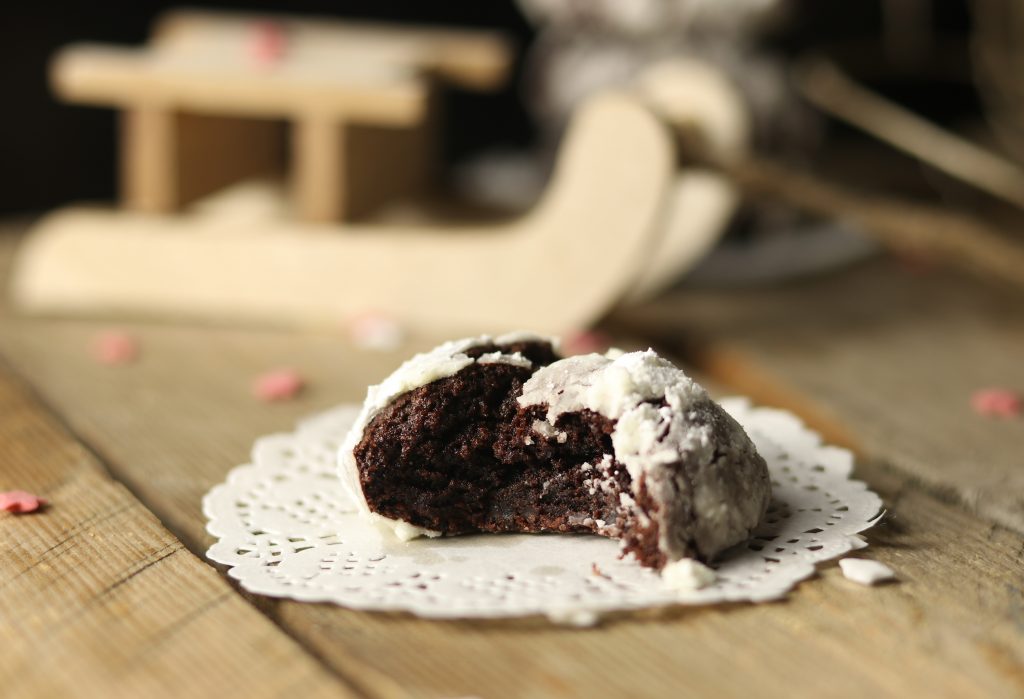 Die Cookies sind innen wunderbar saftig und schokoladig!